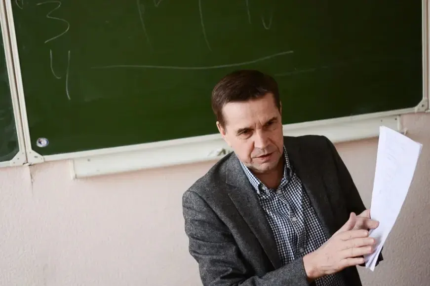 Философ Николай Зюзев получил семь лет колонии за государственную измену; он планировал онлайн‑университет финно‑угорской культуры и информационно‑образовательный центр, финансируемый иностранными организациями.
