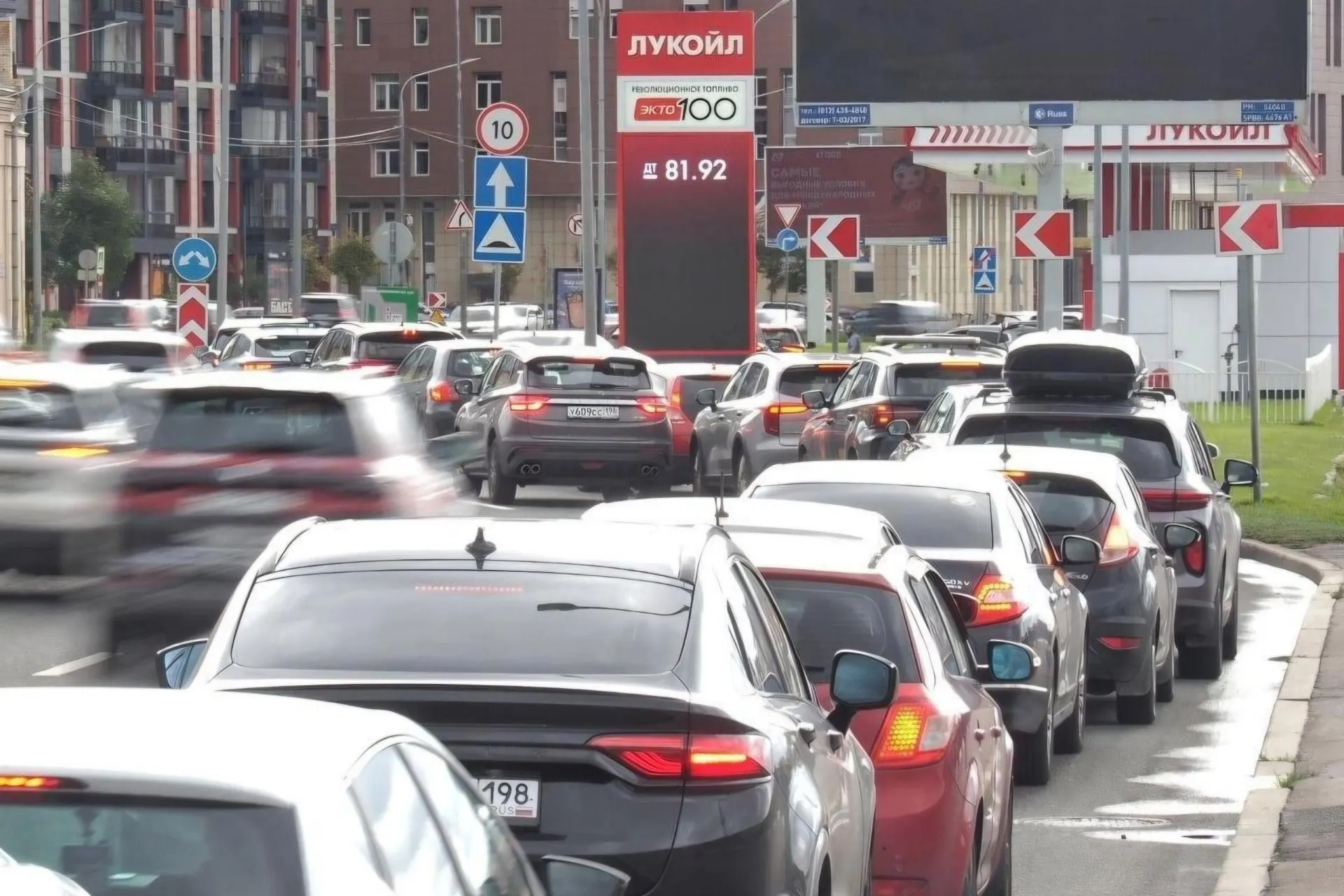 В городе продолжаются перебои с поставками топлива, жители и водители сталкиваются с очередями на заправках и дефицитом бензина; власти предпринимают временные меры для стабилизации рынка.