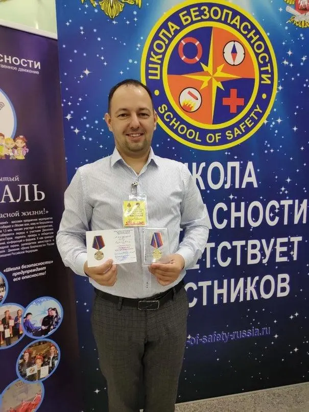 В ряде регионов школьники и педагоги обсуждали влияние происходящих событий на образование; линейки сопровождались акцентами на безопасность, а в отдельных городах зафиксированы эвакуации и памятные моменты.