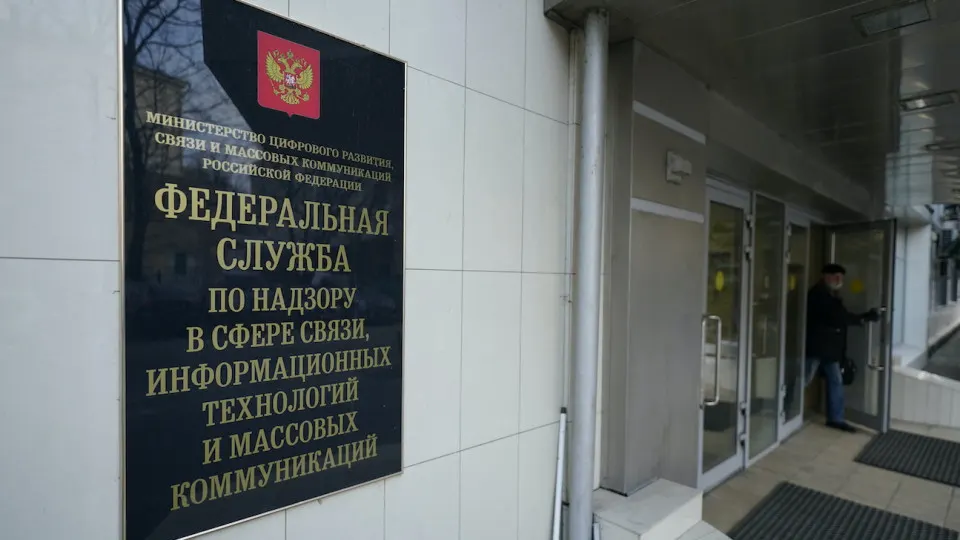 Пользователи по всей стране жалуются на перебои с доступом к сервису ChatGPT: сайт и приложение могут быть недоступны, возникают проблемы со входом в учетную запись.