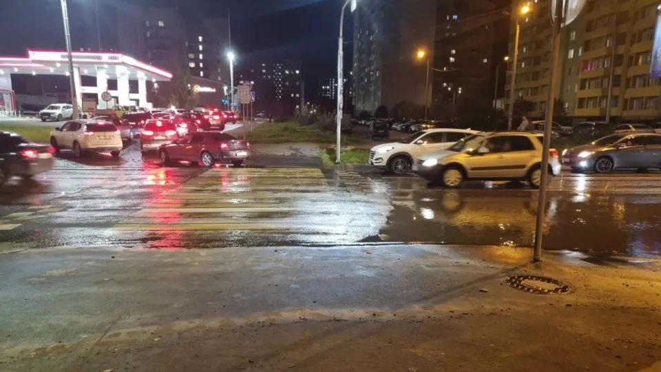 После старта отопительного сезона в городе произошла авария на теплотрассе; без тепла остаются тысячи жителей. Власти сообщили о предстоящем охлаждении и откачке теплоносителя с последующим восстановлением подачи тепла.