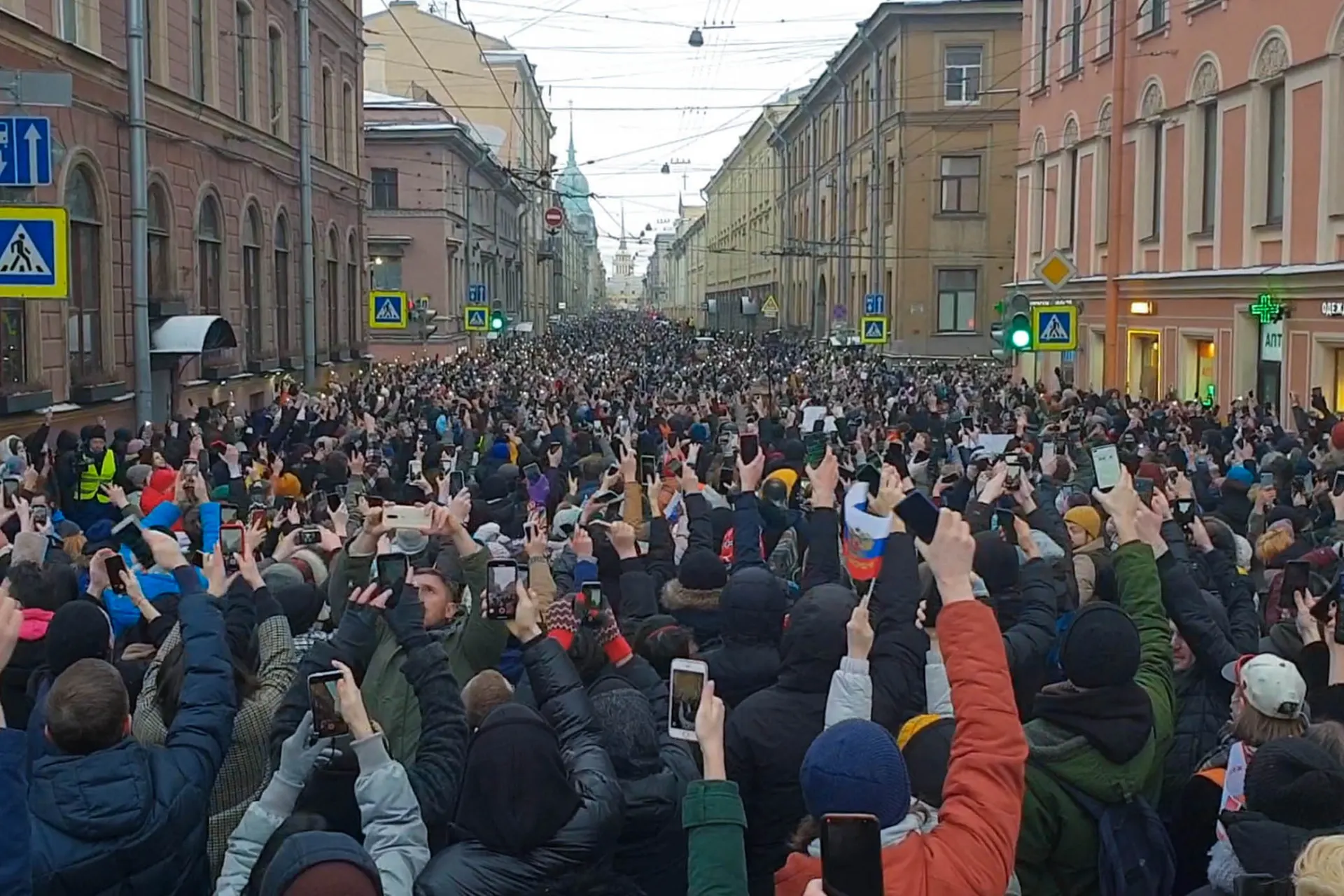 Постановление об ограничениях против коронавируса перестанет действовать 1 октября; ограничения в Петербурге сняты частично, в Москве — аналогично.