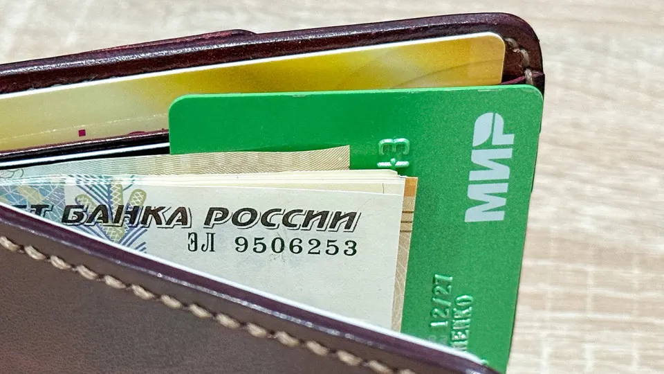 Аналитика по рынку труда показывает снижение зарплатных ожиданий россиян и замедление роста заработной платы, с фокусом на региональные различия.