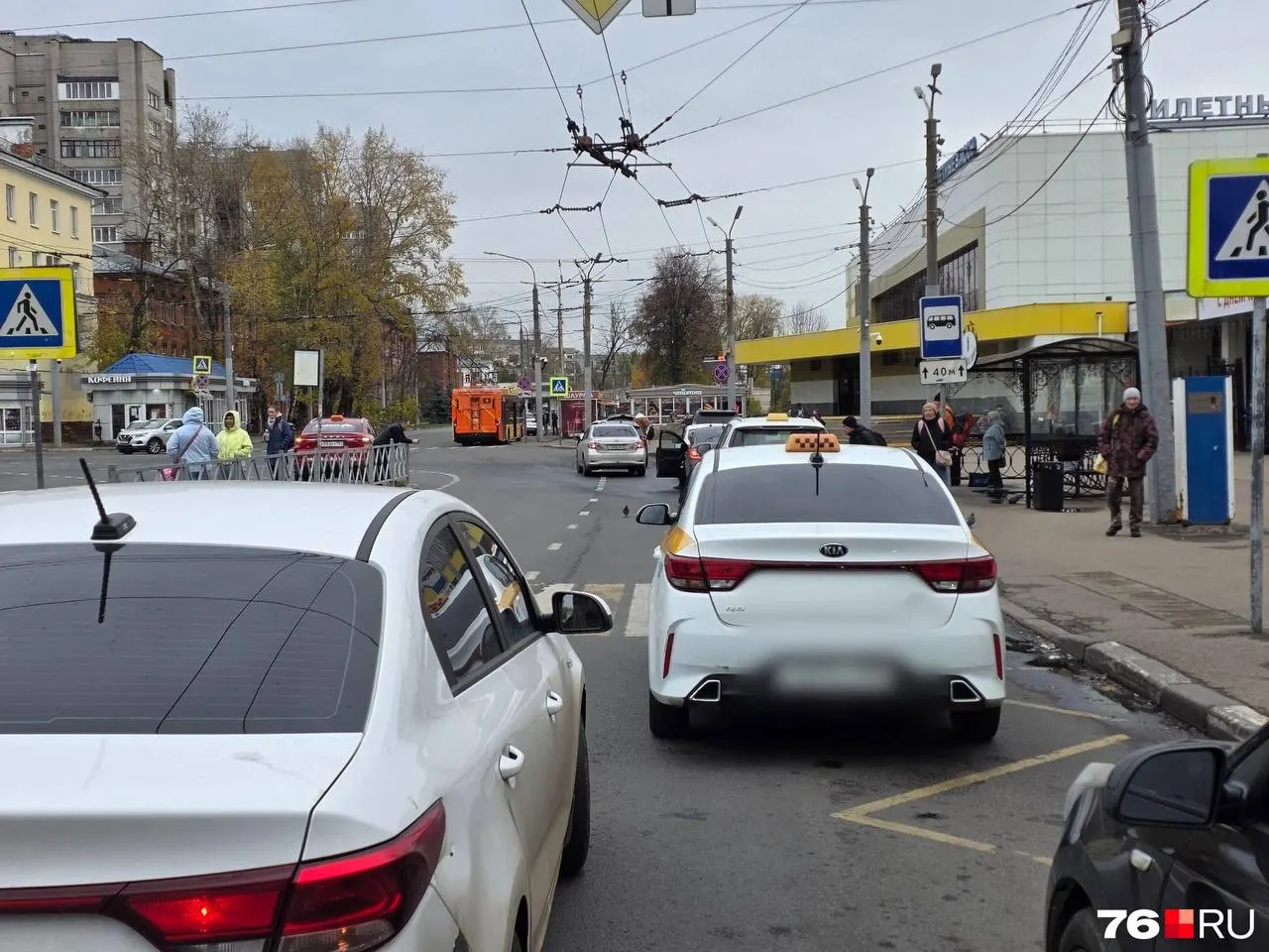 Жители Ярославля жалуются на припаркованные такси возле остановки у вокзала, что приводит к задержкам у автобусов и троллейбусов.