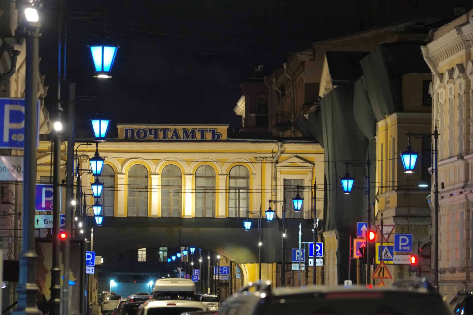 На одной из петербургских улиц зафиксировано синее свечение фонарей: LED-лампы и декоративная подсветка фасадов.