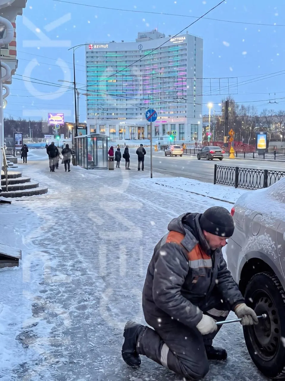 В преддверии зимы мурманские автомобилисты активно бронируют шиномонтаж, чтобы не попасть под гололёд и не стоять в очередях.