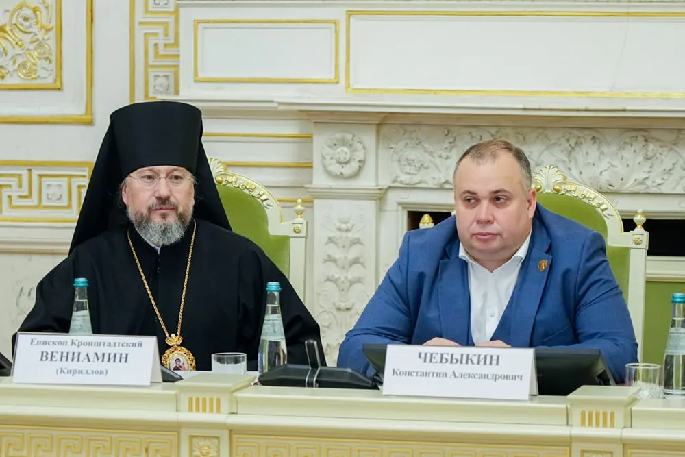 Форум Всемирного русского народного собора в Петербурге рассматривал роль образования и воспитания в обществе; участие приняли депутаты и представители Русской православной церкви.