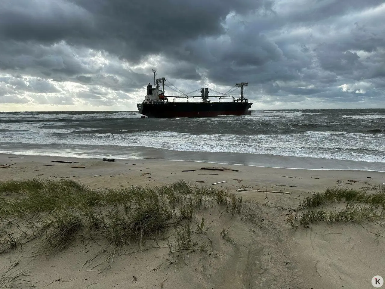 Во время шторма крупное грузовое судно оказалось на границе моря и суши у Янтарного. Инцидент окружён вниманием людей и требует выяснения причин происшествия.