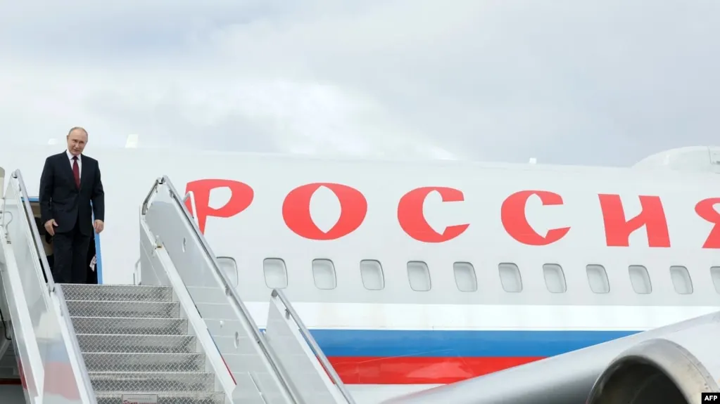 После визита российского лидера в Туркменистан несколько рейсов изменили маршруты: Ил-96 вернулся в Санкт‑Петербург, затем в Москву; в столичном регионе введены ограничения на полёты из‑за беспилотников, десятки рейсов задержаны и отменены.