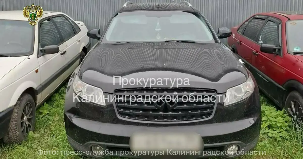 Суд конфисковал у 34-летнего жителя автомобиль Infiniti FX35, который он использовал для кражи лежаков на местном пляже; преступление зафиксировано на видео.