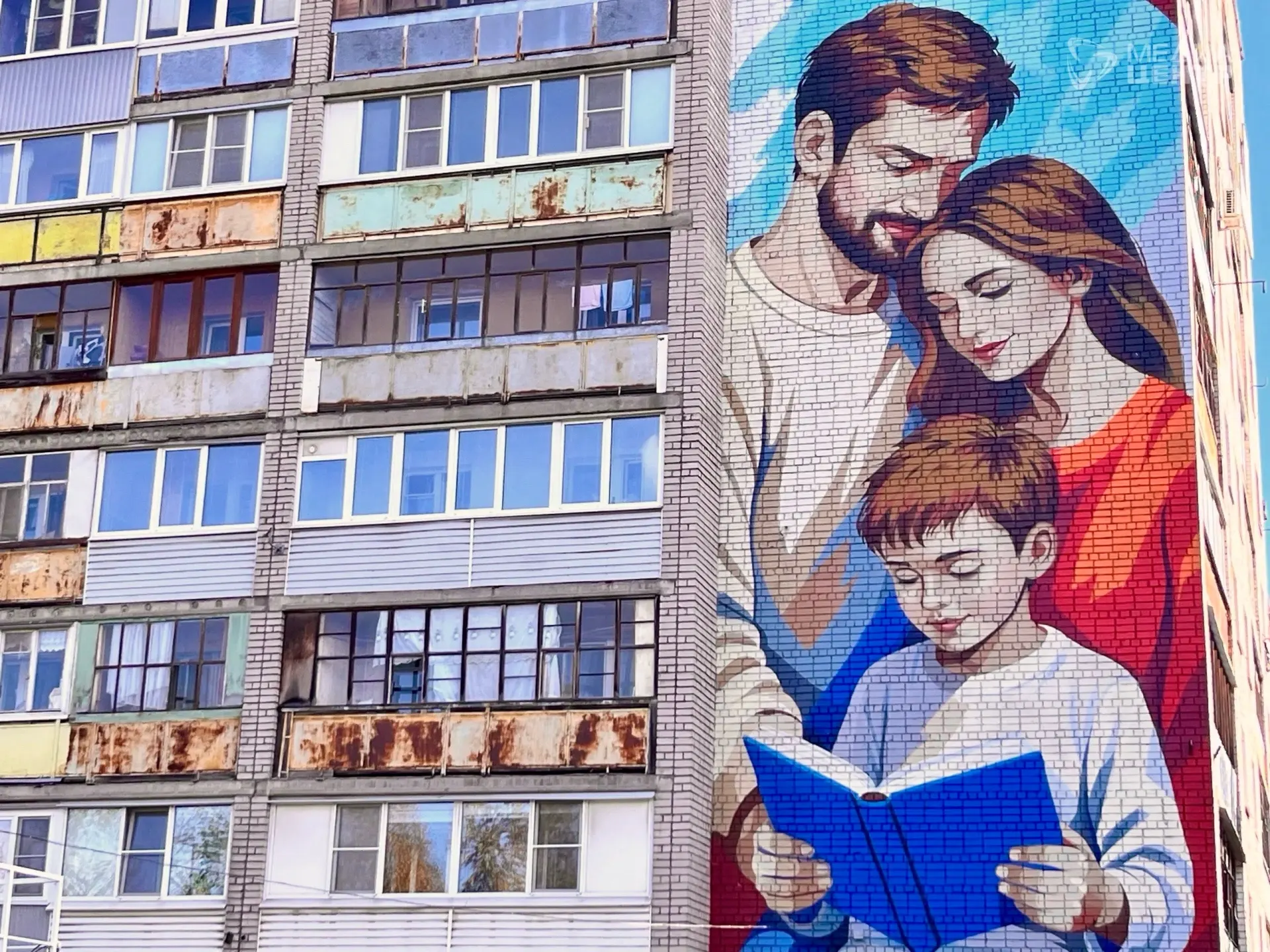 Жильцы утверждают, что согласование на создание мурала не проходило; проект якобы был включён в смету сквера, голосование не проводилось.