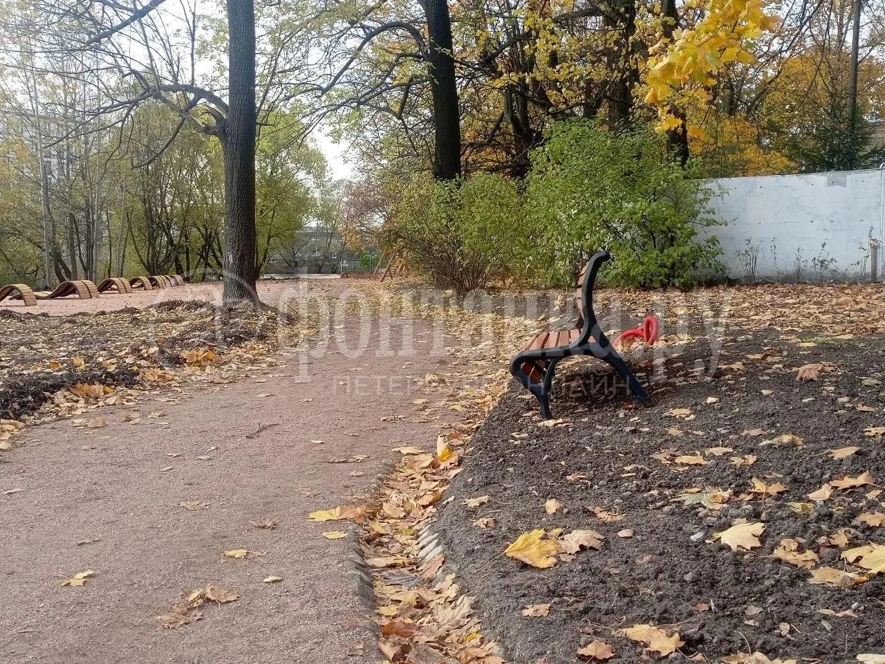 Благоустройство Петровского парка задержалось: газоны в грязи, дорожки не доделаны, скамейки расставлены не полностью.