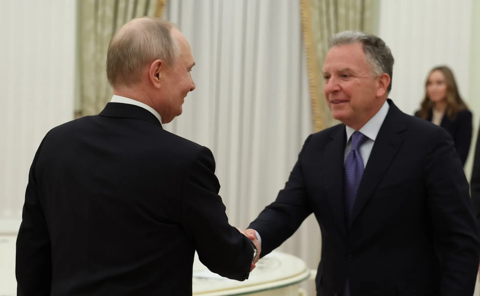 По данным официального источника, Путин поинтересовался итогами переговоров в Норвегии и поблагодарил за внимание к завершению войны в Украине; после переговоров ожидается возвращение делегации в Осло.