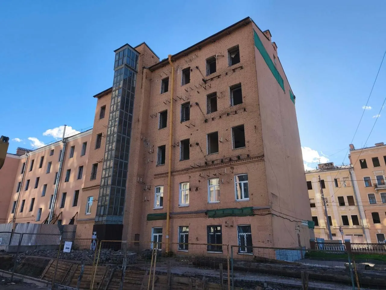 Петербургская школа №117, связанная с именем поэтессы Ольги Берггольц, может оказаться под сносом ради проекта моста. Градозащитники требуют сохранить здание как мемориальный объект, власти настаивают на реализации проекта.