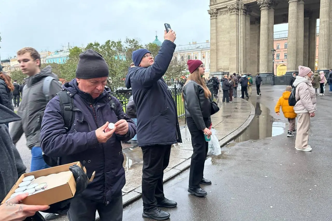 На площади у Казанского собора в Санкт-Петербурге прошла память о жертвах политических репрессий: читают имена, раздают свечи и обсуждают участие в проекте памяти.