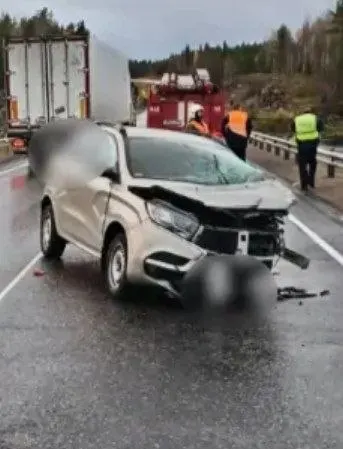 Столкновение грузовика МАЗ с автомобилем Lada на трассе «Кола» в Лоухском районе: пострадавшего доставили в больницу, водитель грузовика не получил травм.