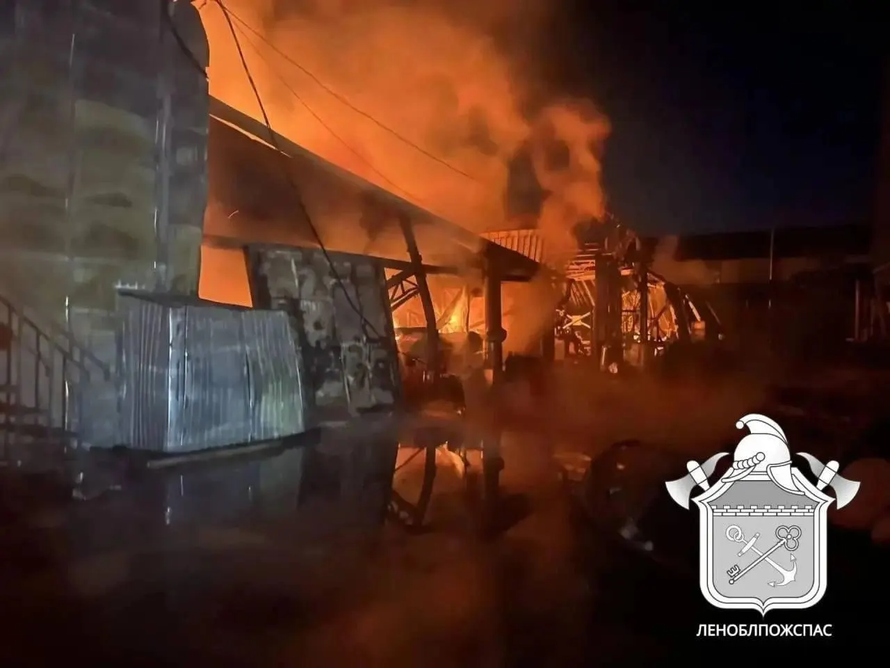 Полностью выгорел металлический склад размером около 25 на 70 м; в двух соседних складах сгорела неустановленная упаковочная продукция. Пострадавших на данный момент не зафиксировано.