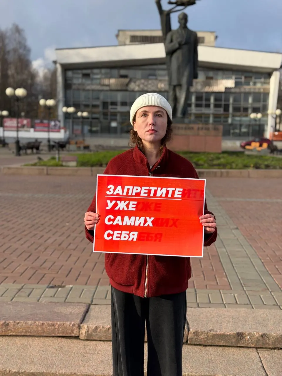 Левые активисты вышли на Театральную площадь в Сыктывкаре с плакатами против проекта закона, обязывающего информировать мэрию перед митингами в гайд-парках.