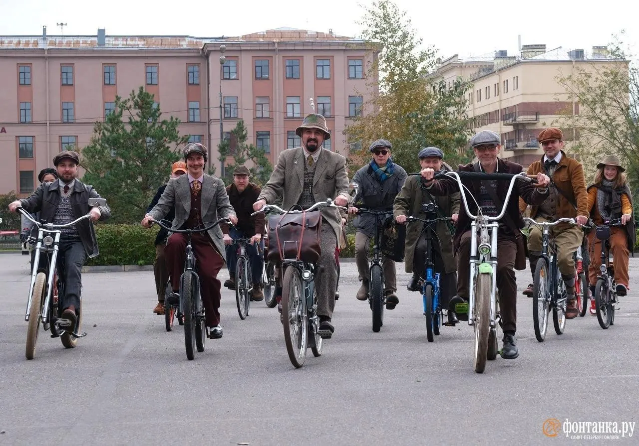 В Санкт-Петербурге сотни велосипедистов в костюмах 1920‑х годов устроили неспешную велопрогулку, перенесшую город во времена начала XX века.