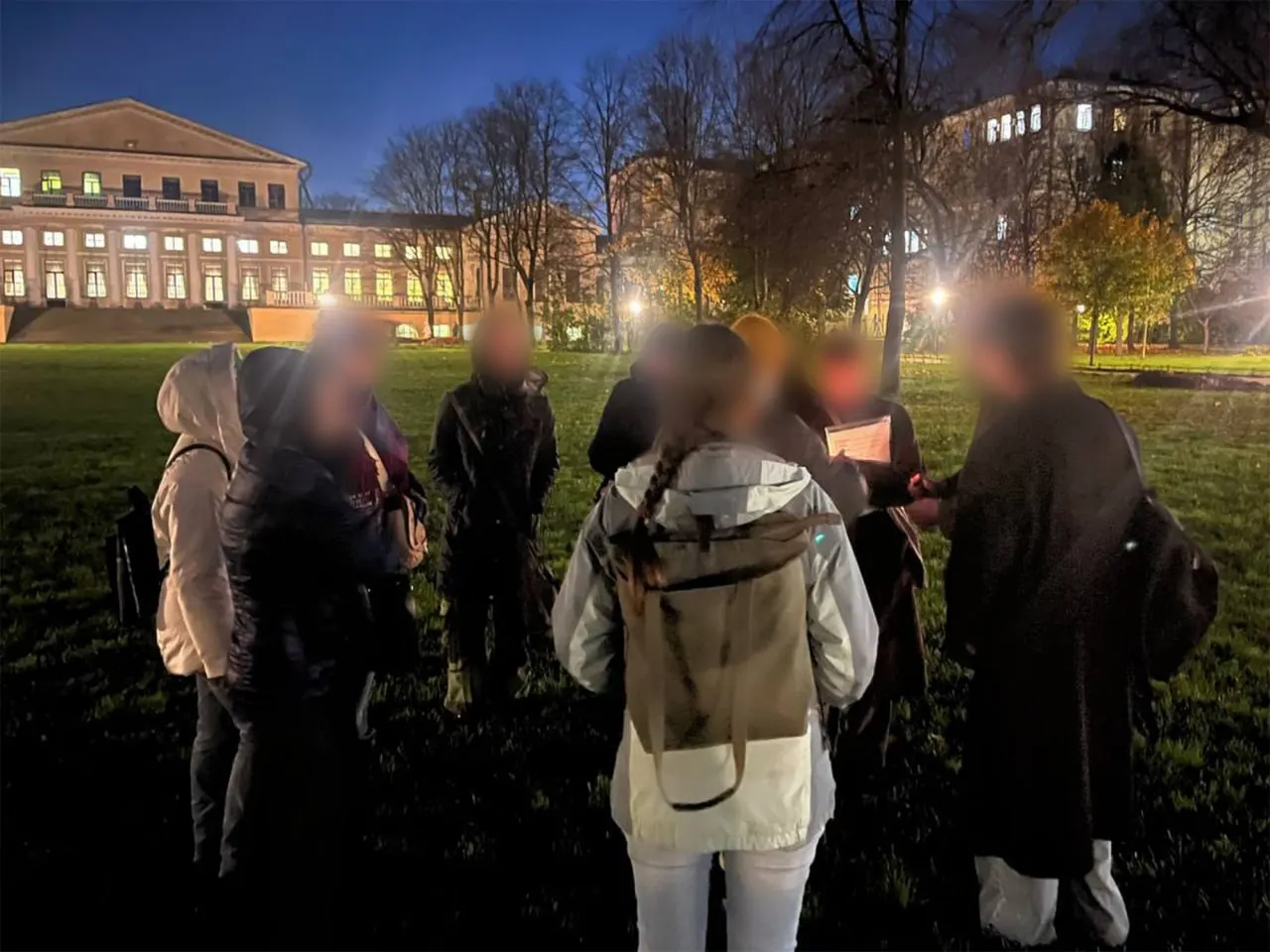 В Адмиралтейском районе Санкт-Петербурга состоялся вечер памяти: 12 участников прочитали имена жертв репрессий; чтение продолжалось около 40 минут.