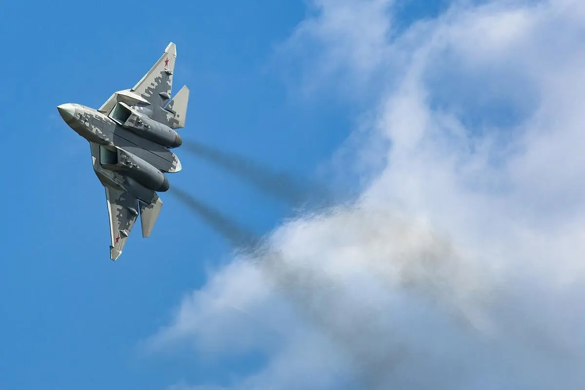 На аэродроме Ахтубинск Су-57 загорелся во время запуска двигателя, что стало четвертым известным случаем в 2026 году.