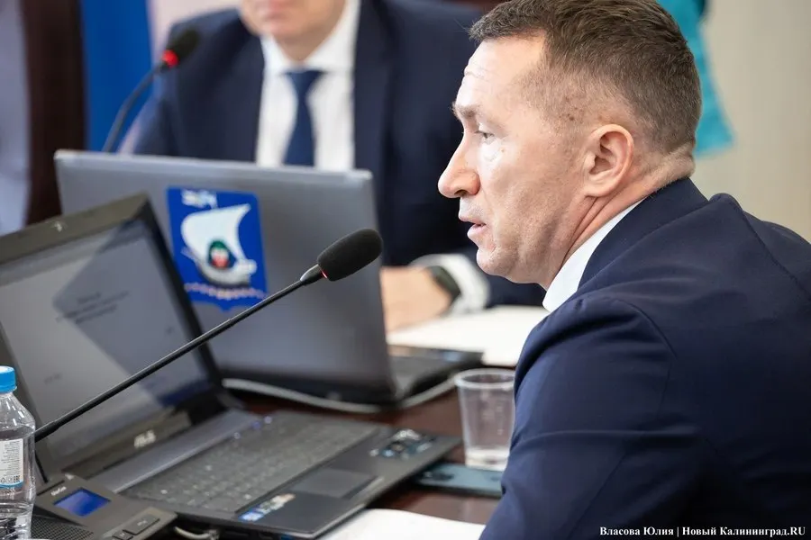 Пробки в Калининграде приводят к ухудшению качества жизни; власти обсуждают меры, включая реконструкцию узлов и новые режимы светофоров.