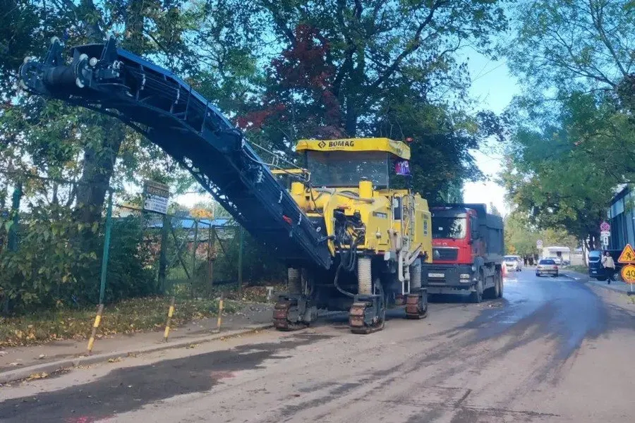 На улице Калязинской начались работы по капремонту, движение затруднено. Подрядчик и сроки обновления дороги уточняются.
