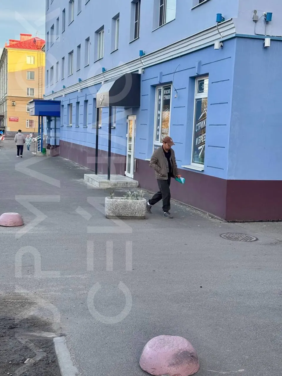 После ряда перекрытий тротуаров в регионе завершено благоустройство: установлена новая клумба и декоративный бетонный элемент.