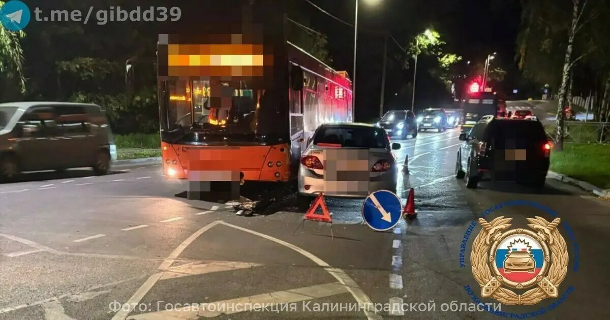 Женщина за рулём Toyota врезалась в автобус возле Зимнего озера и получила травмы. ДТП произошло на улице Судостроительной.