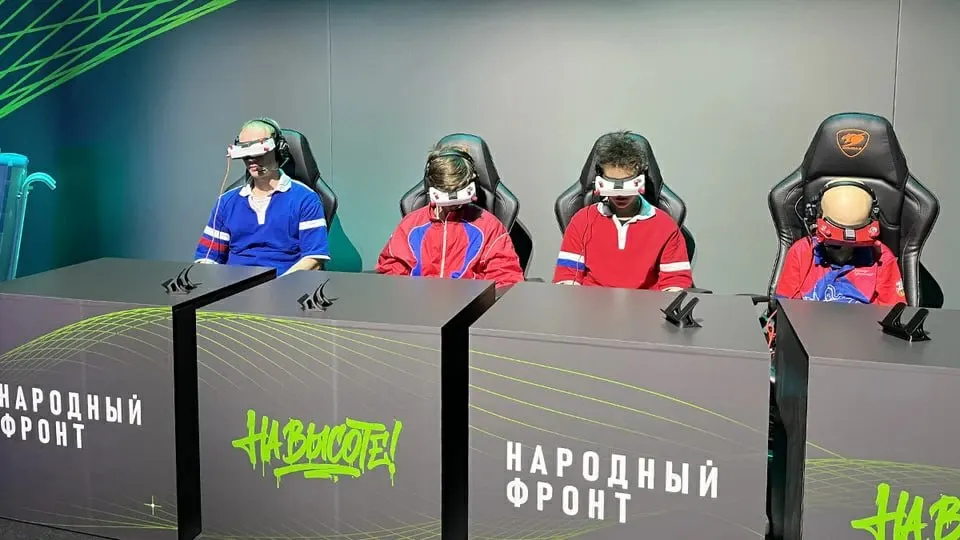 В рамках пилотного режима запускается новый норматив по управлению беспилотниками в шести регионах: Москва область, Нижегородская область, Смоленская область, Красноярский край, Чечня и Башкортостан. Планируют обучать школьников и студентов FPV-дронам, сборке и ремонту.