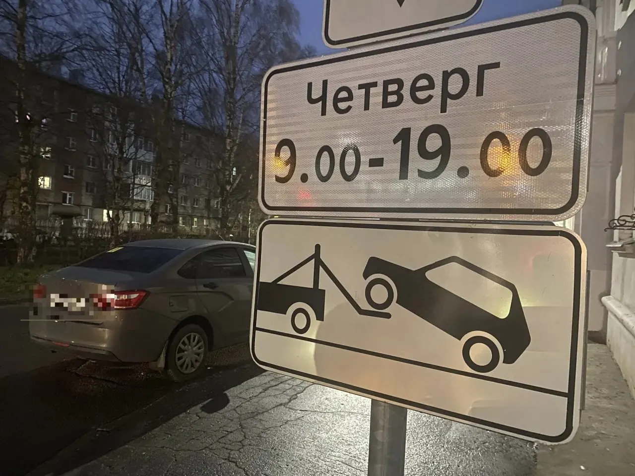 На участке ул. Логинова введены запреты на остановку и стоянку в определённые дни и на разделительной полосе.
