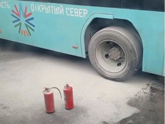Пожар ликвидирован водителем и кондуктором; пострадавших нет, причина возгорания устанавливается.