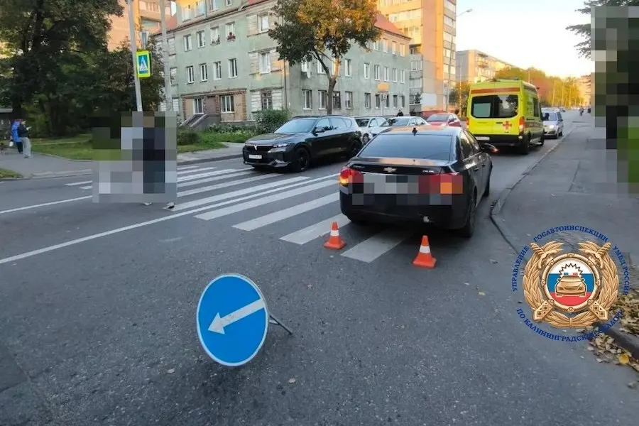 На нерегулируемом пешеходном переходе в Калининграде автомобиль сбил семейную пару и ребенка в коляске; пострадавшие получили телесные повреждения, расследование продолжается.