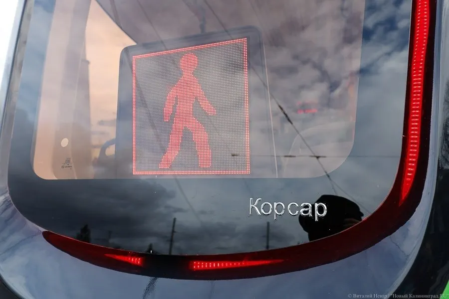 На общественной дискуссии в Калининграде обсуждалась установка приподнятых трамвайных платформ на улице Октябрьской. Экскурсовод и преподаватель БФУ имени Канта назвала ситуацию «катастрофой», а специалисты отметили узкость улицы и проблемы с остановками.