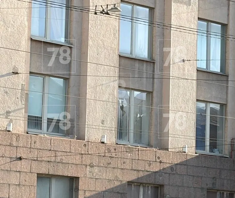 49-летний мужчина задержан за бросок камней в окна административного здания на Литейном проспекте; расследование по факту мелкого хулиганства и возможного возбуждения уголовного дела.