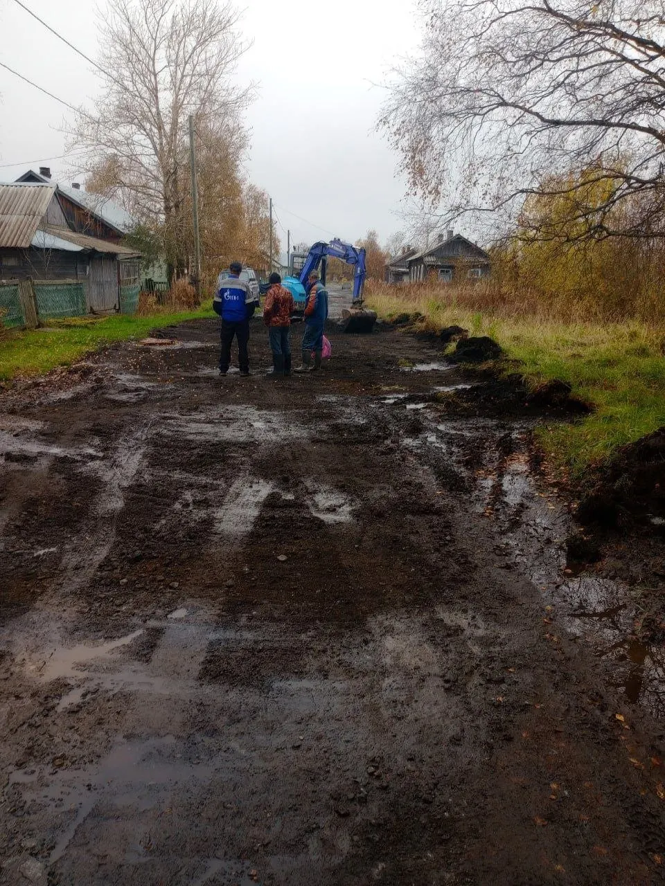 Жители Гайжеево, в Кеми, начали ремонт единственной дороги к населённому пункту, собирая средства на щебень и оплачивая работу трактора; обещание депутата от ЕР осталось незакрытым.