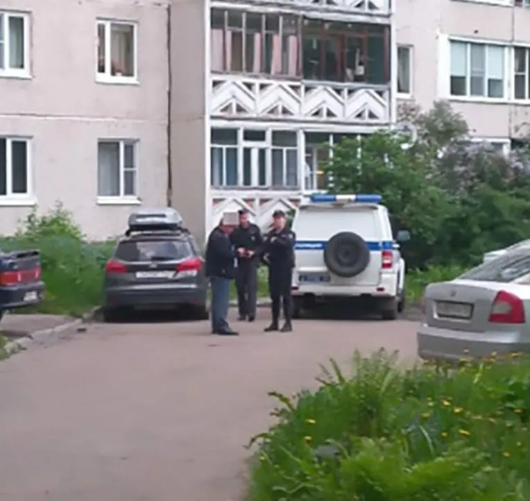 44-летняя жительница Костомукши разъяснила ситуацию вооружённому нападавшему: он просто хотел выпить. Не имея денег, она купила ему бутылку водки. Злоумышленник скрылся; женщина обратилась в полицию. По делу возбуждено уголовное дело, ему грозит до десяти лет лишения свободы.