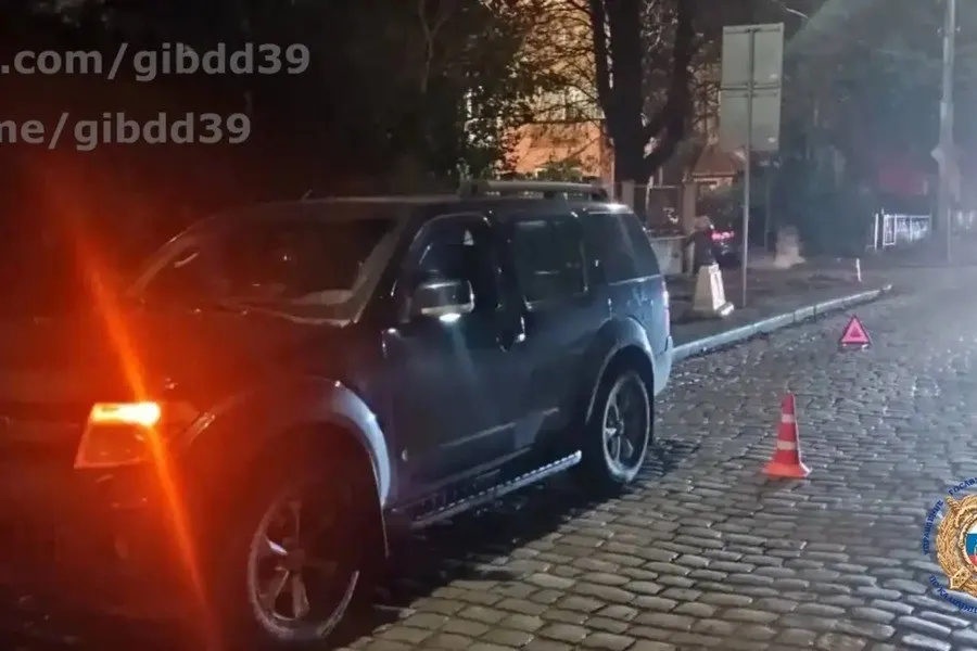 64-летняя женщина на тротуаре получила травму после того, как глушитель, лежавший на проезжей части, попал в неё после наезда Nissan. Обстоятельства происшествия уточняются.