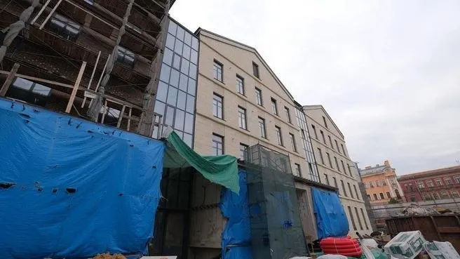 Новая сцена МДТ, театра Европы, оценивается в 17,6 млрд рублей; строительство началось в 2015 году и неоднократно откладывалось, обещанный ввод в эксплуатацию — 2030 год.