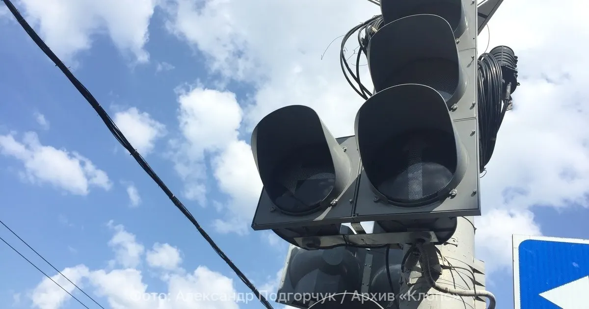 На трёх оживлённых перекрёстках города введены новая пешеходная фаза и стрелка налево, что должно снизить риск аварий.