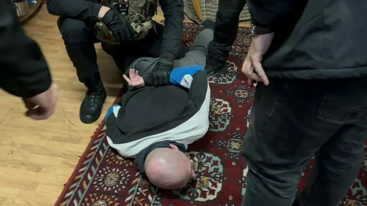 Задержанный ранее отбывавший наказание гражданин распространял криминальные нормы и призывал к участию в запрещённом движении «АУЕ» среди осуждённых.