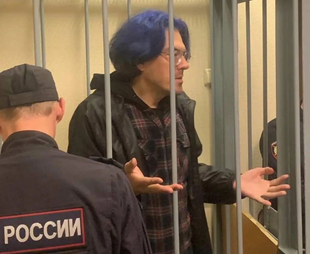 Блогер Алексей Поднебесный обвиняется в преступлениях против несовершеннолетней; суд удалился в совещательную комнату, оглашение приговора запланировано на 2 октября.