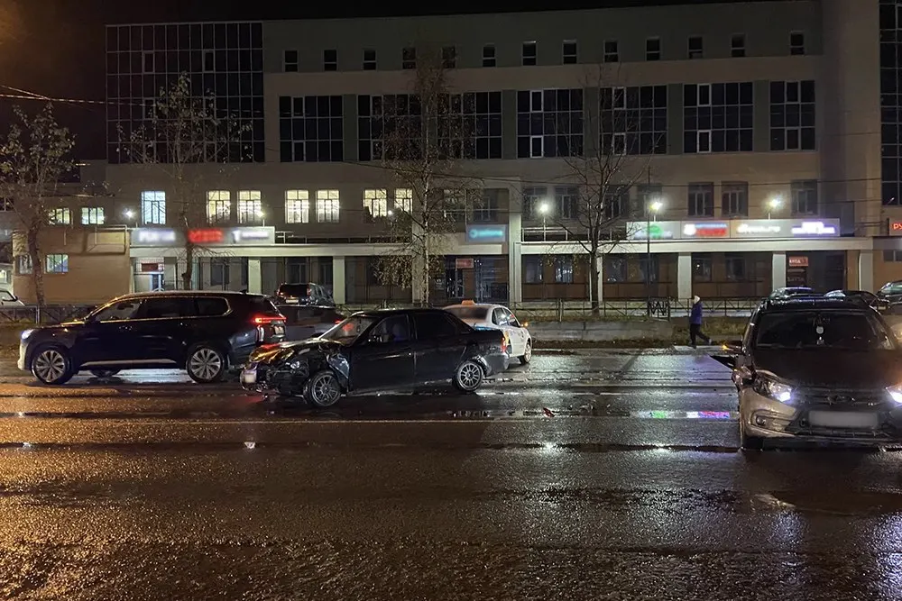 В вечернее время 17 октября произошло столкновение, повлекшее цепную реакцию между несколькими машинами; пострадала пассажирка и другие участники.