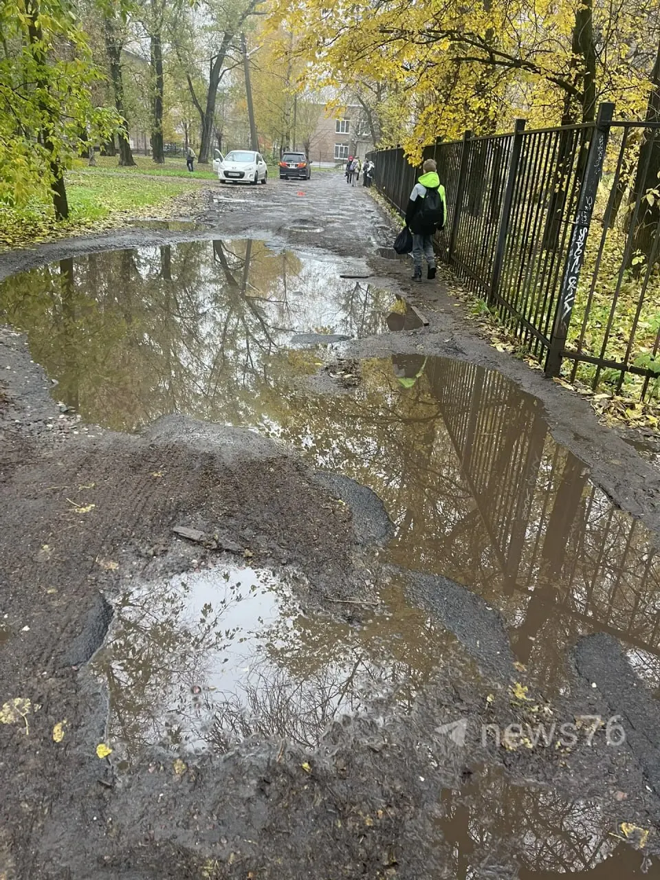 Жители Ленинского района сообщают, что дорога у школы стала опасной из-за огромной грязной лужи: в дождливую погоду пройти по ней крайне сложно.