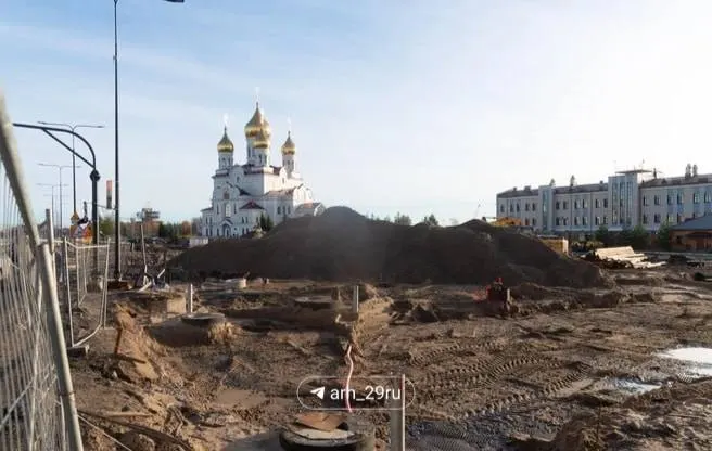Долгая реконструкция площади продолжается; новая цель завершения — 2028 год, с переносами сроков на 2027 год для соседних объектов.
