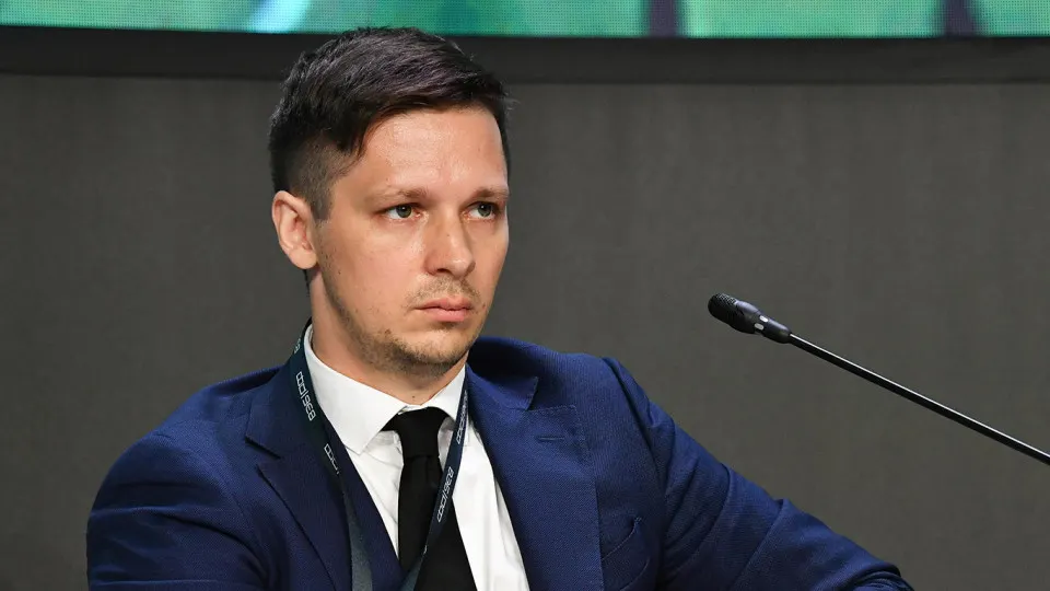 Экономика России сталкивается с ростом государственного сектора и обсуждением налоговых мер; ожидается дефицит бюджета и увеличение расходов на оборону.