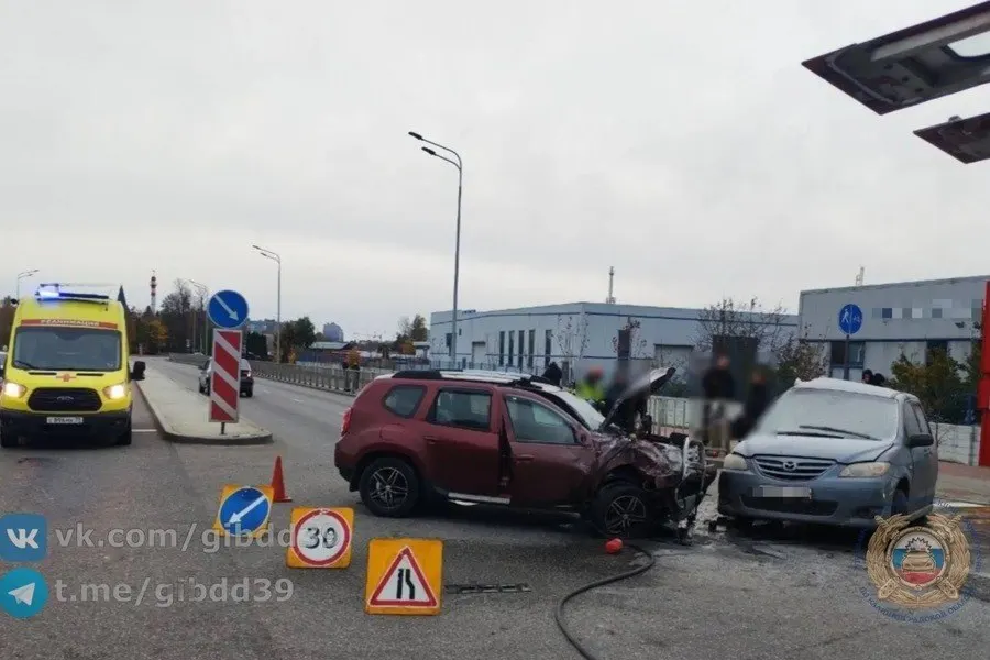 На трассе Калининград — Полесск водитель и два пассажира автомобиля «Рено», среди которых 10-летний ребёнок, получили травмы. Обстоятельства выясняются.