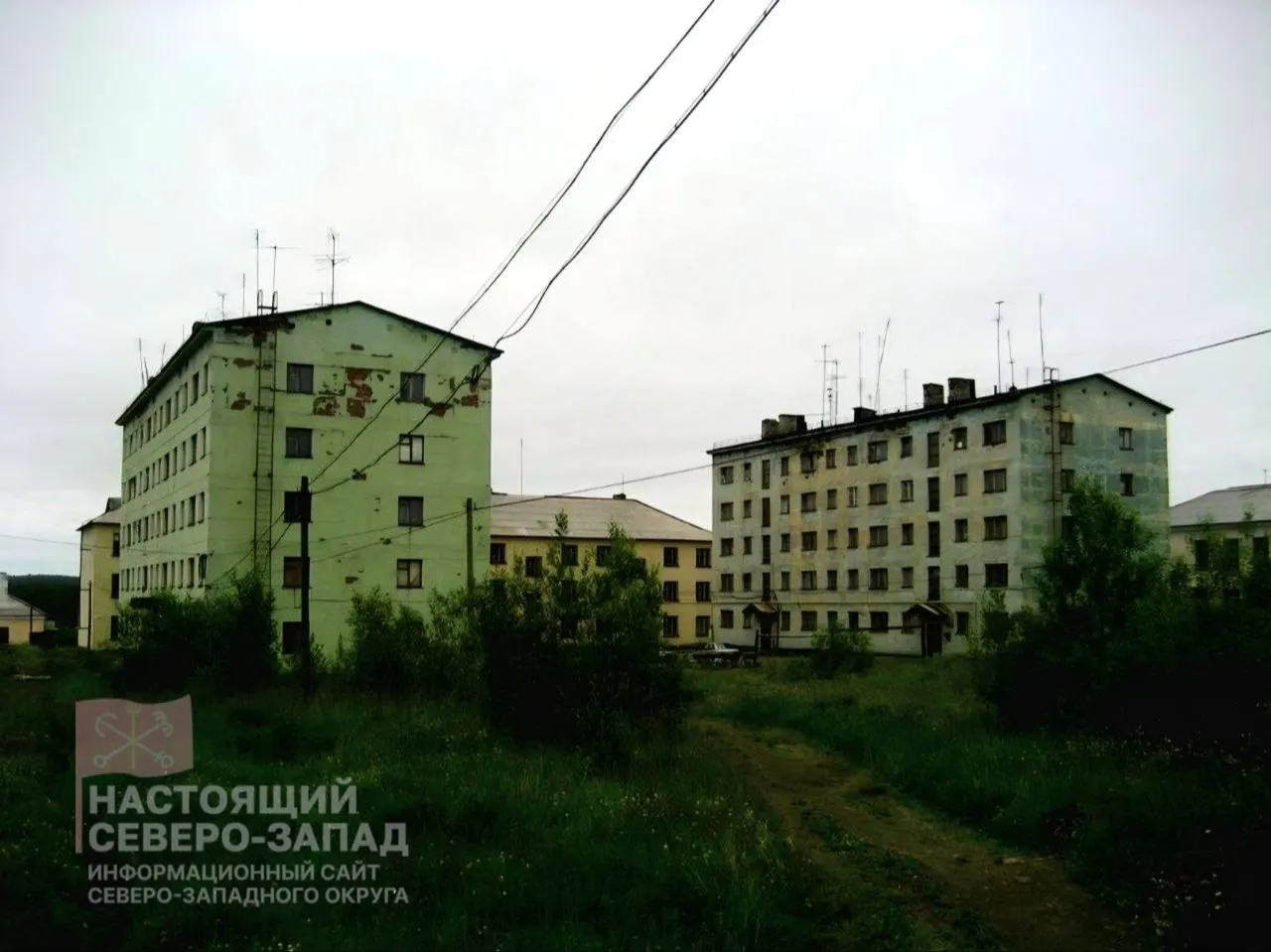 Житель посёлка Песчаный обратился в Следственный комитет с требованием возбудить уголовное дело против губернатора Мурманской области Андрея Чибисы за принудительное переселение жителей и использование анкеты для субсидий.