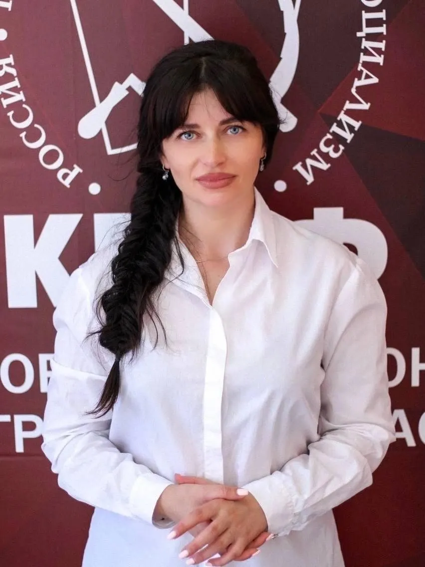 Силовики провели обыск у секретаря Выборгского районного комитета КПРФ в Ленинградской области. По словам бывшего депутата Иванa Апостолевского, оперативно-розыскные мероприятия начались около 6:00 утра, изъят телефон Анжелы Донской, которая якобы распространяла материалы, дискредитирующие российскую армию, и могущие привести к массовым нарушениям общественного порядка.