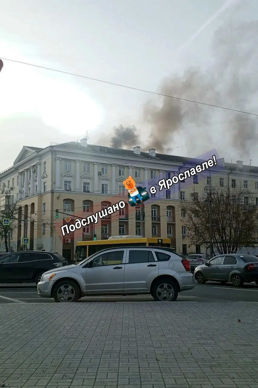 Пожар на улице Ленина, 26 в Ярославле: дым идёт с чердака.